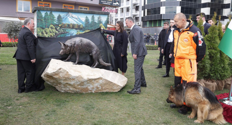 Cumhurbaşkanı Novak ve Başkan Büyükakın  kahraman köpek Mancs'in anıtını açtı