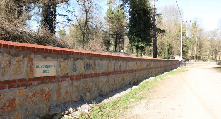Büyükşehir'den mezarlıklara  binlerce metre taş duvar ve tel çit