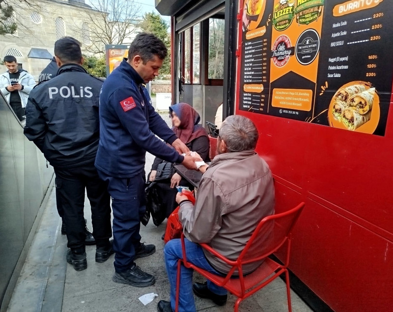 Yaşlı çiftin yardımına koşan zabıta ekipleri