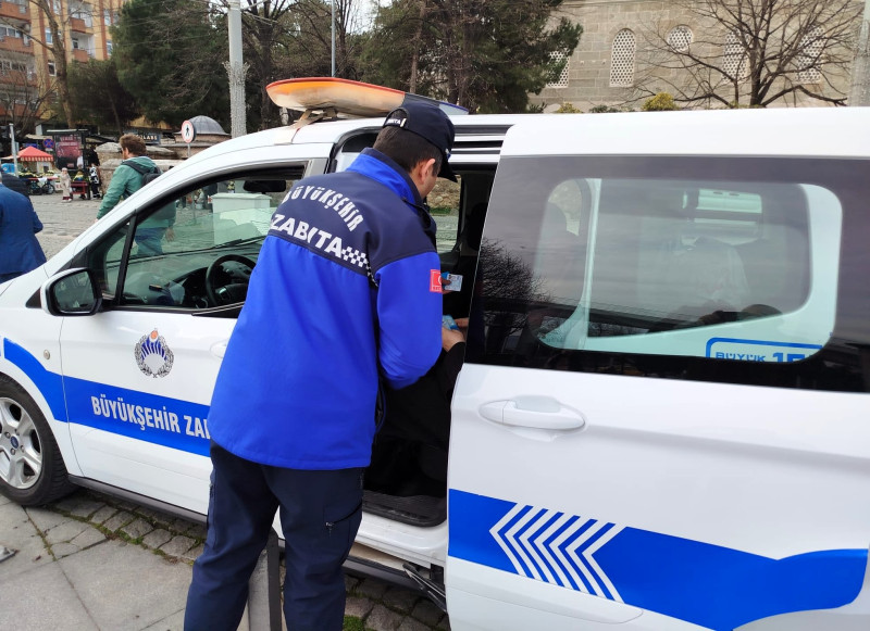 Zabıta ekipleri olay yerinde yaşlı çifte yardımcı oldu