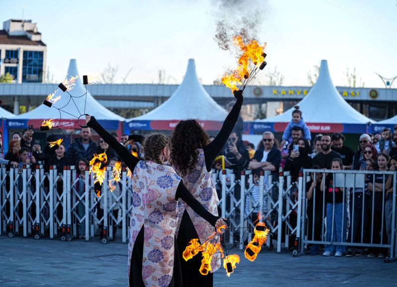 Çocuklar Ateş Gösterisi