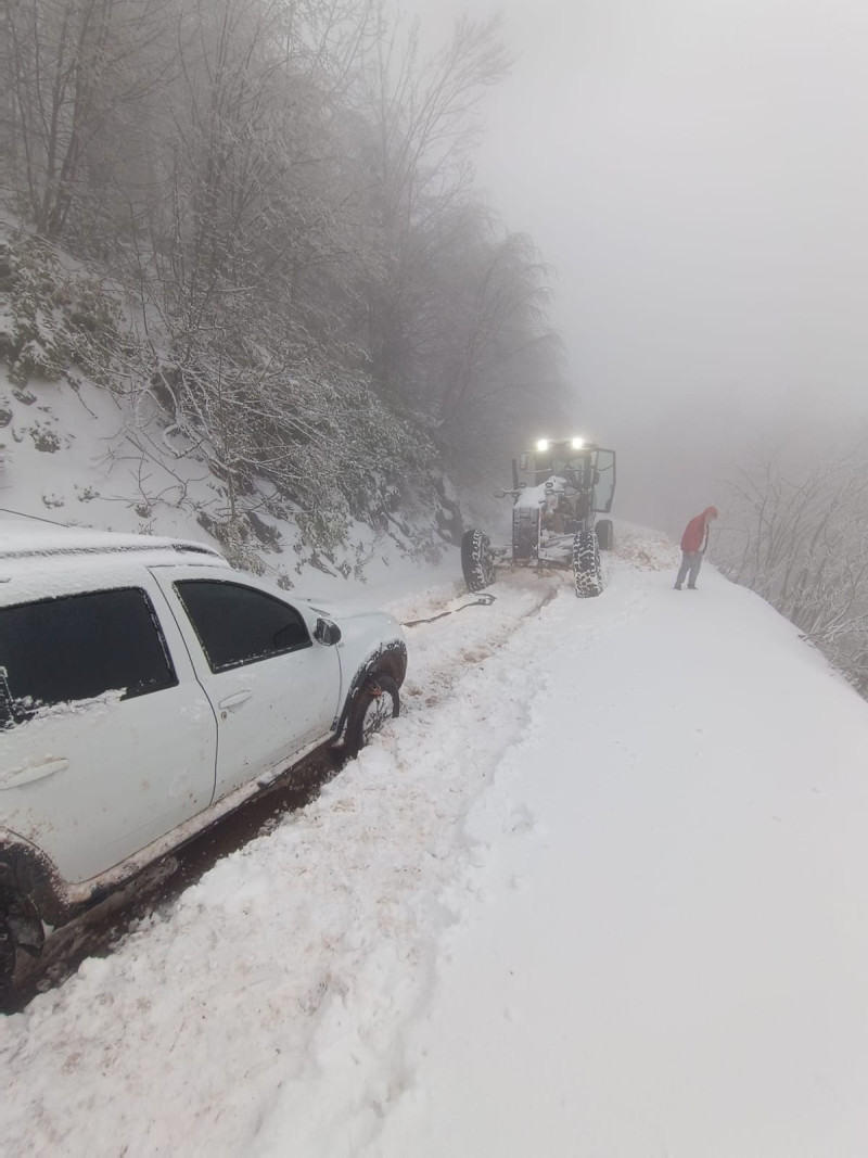 Kocaeli Büyükşehir Belediyesi ekipleri kar yağışında kurtarma çalışması