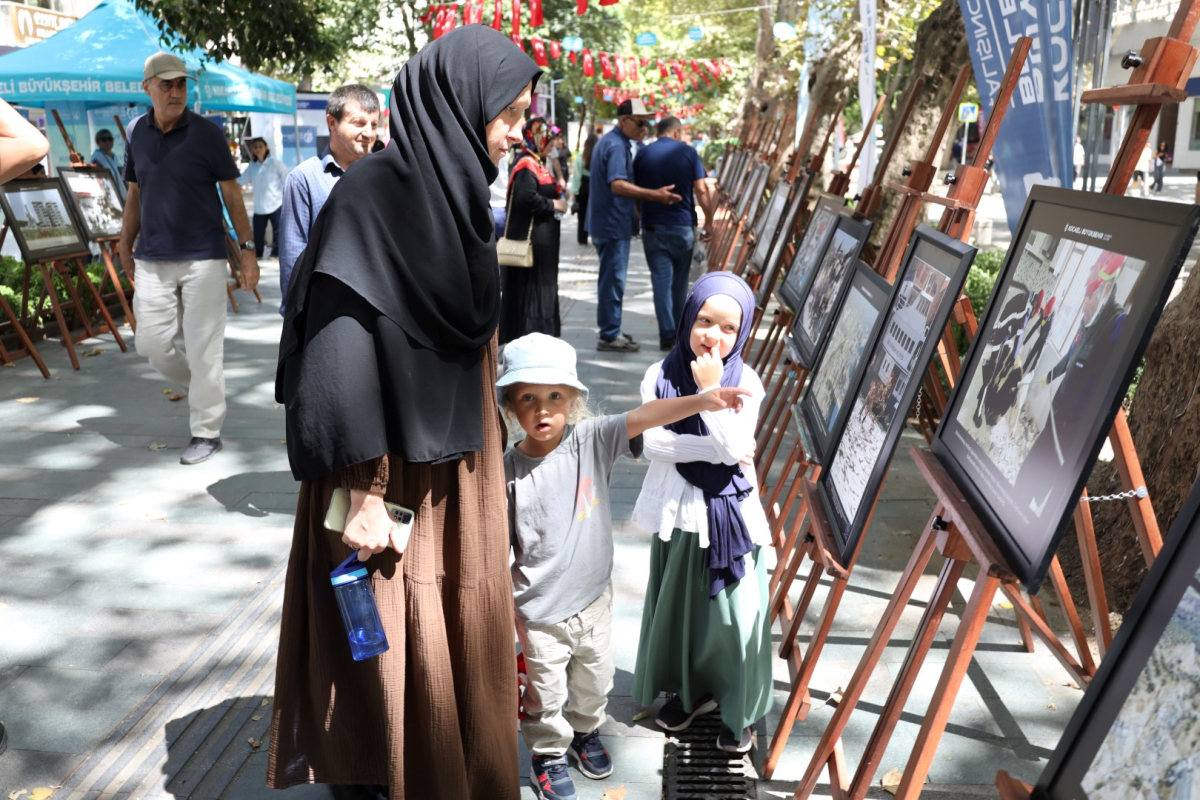 17 Ağustos ve 6 Şubat depremleri fotoğraflarla anıldı