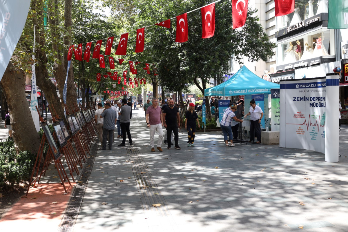 17 Ağustos ve 6 Şubat depremleri fotoğraflarla anıldı