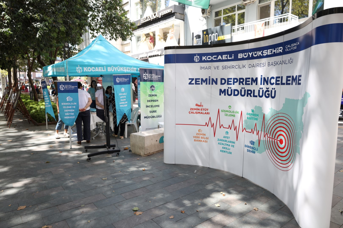 17 Ağustos ve 6 Şubat depremleri fotoğraflarla anıldı