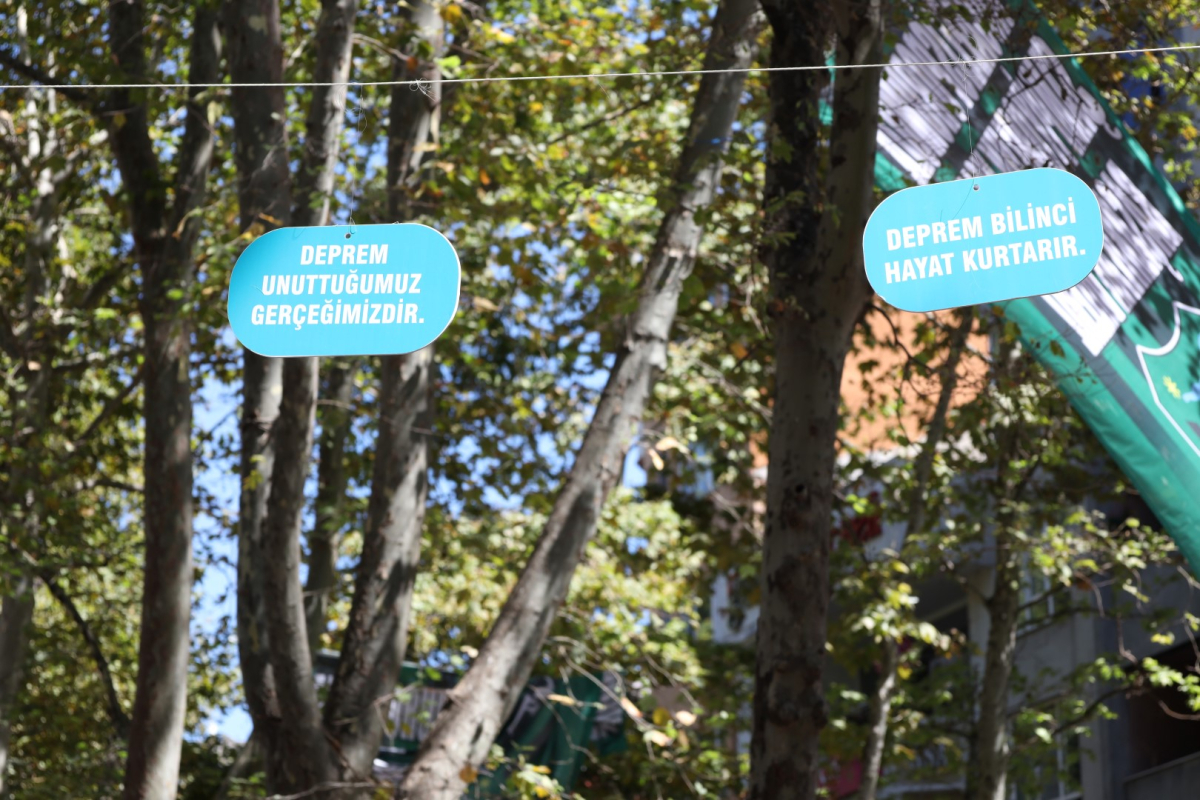 17 Ağustos ve 6 Şubat depremleri fotoğraflarla anıldı