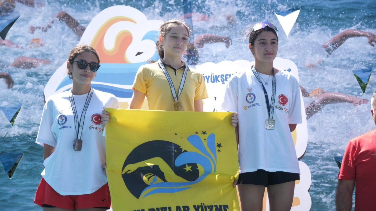 Yüzücüler mavi sularda hedefe kulaç attı