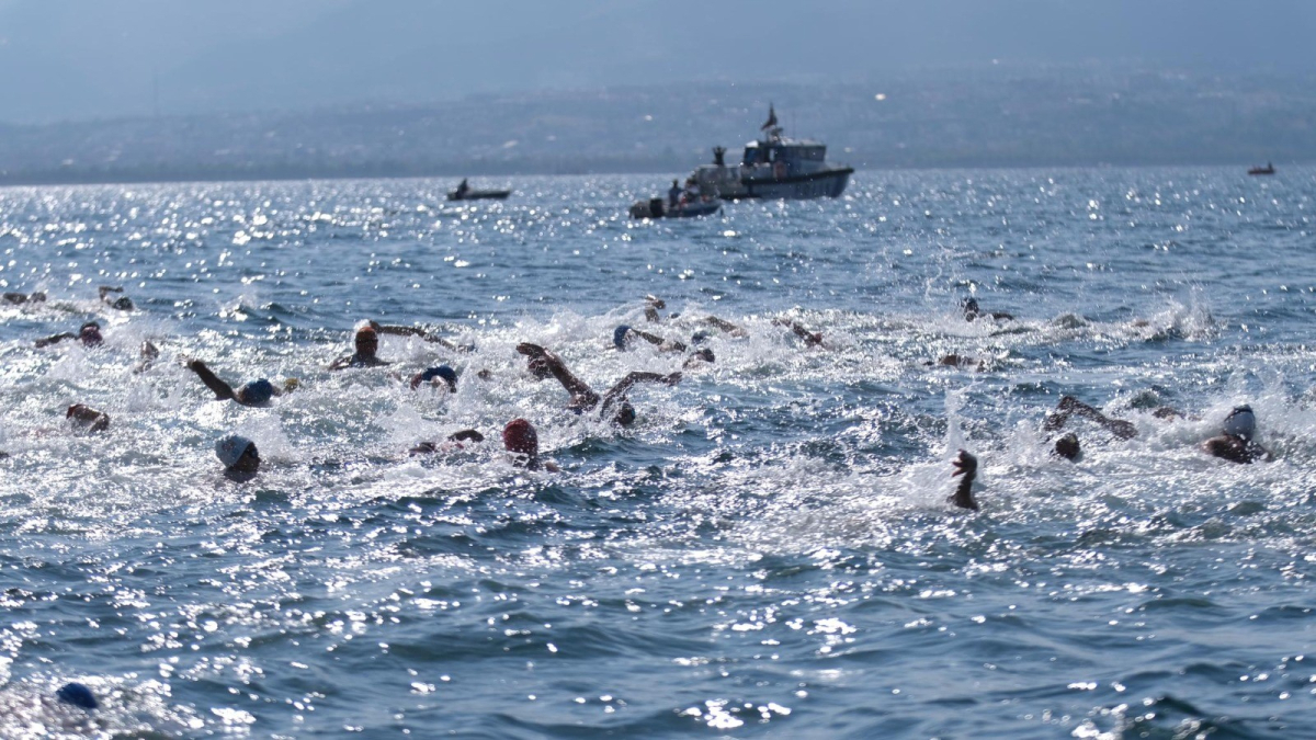 Yüzücüler mavi sularda hedefe kulaç attı