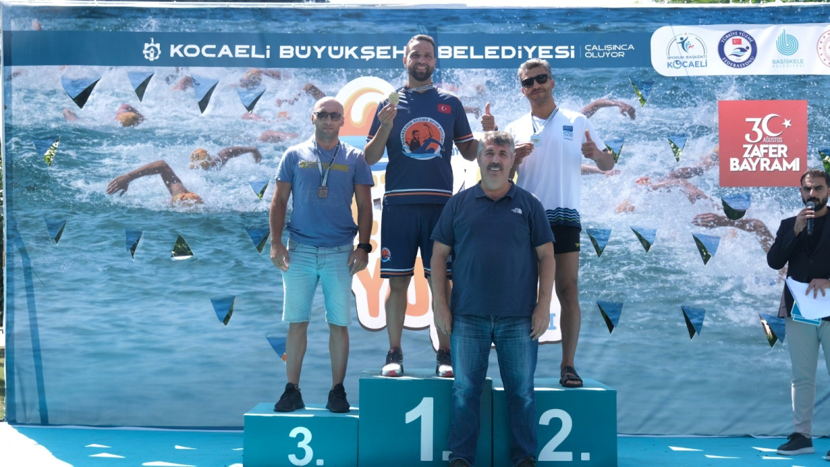 Yüzücüler mavi sularda hedefe kulaç attı