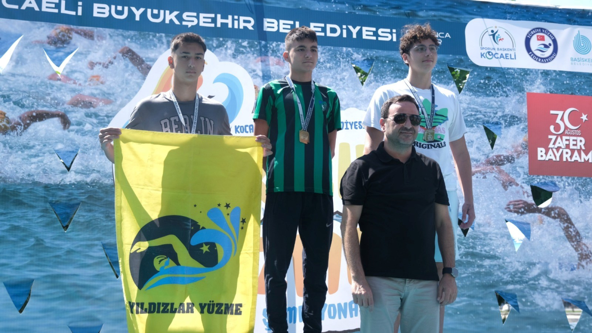 Yüzücüler mavi sularda hedefe kulaç attı