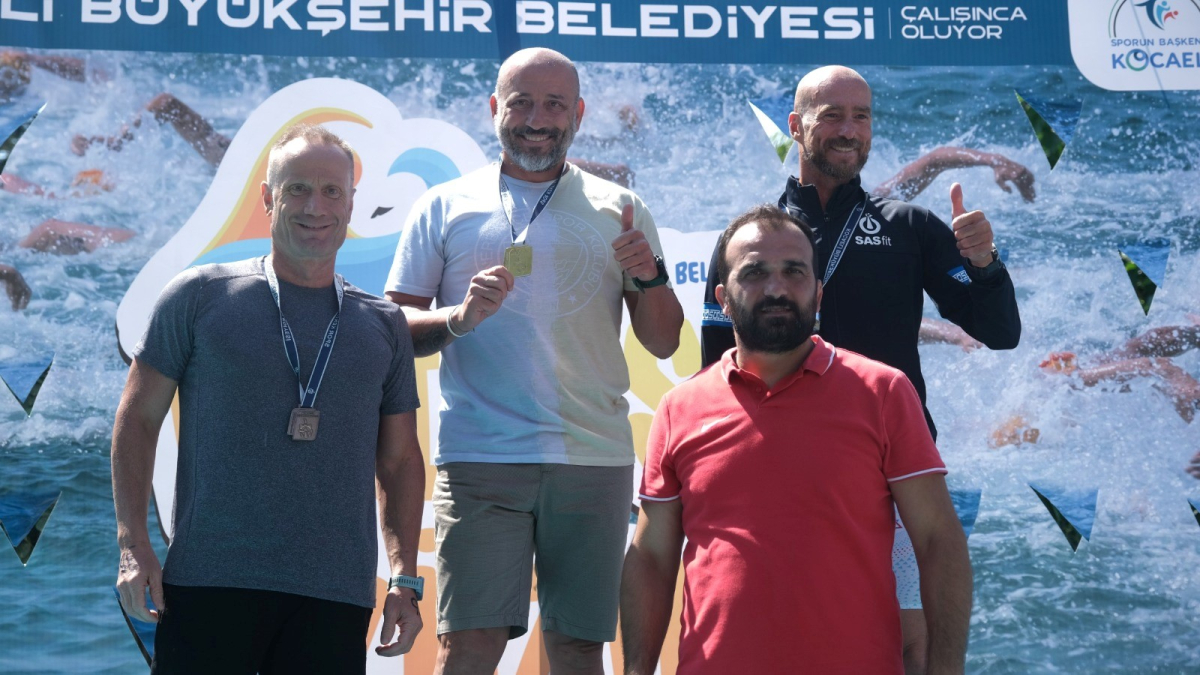 Yüzücüler mavi sularda hedefe kulaç attı