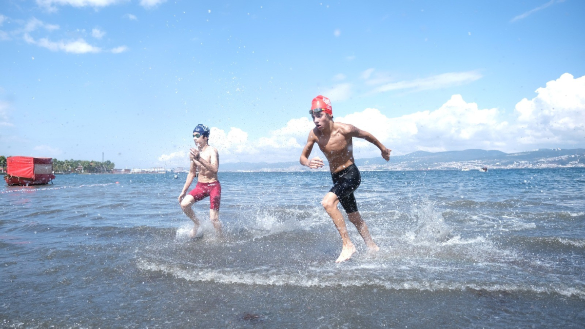 Yüzücüler mavi sularda hedefe kulaç attı