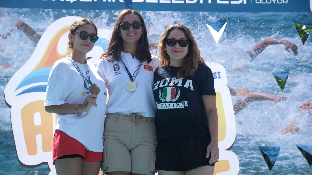 Yüzücüler mavi sularda hedefe kulaç attı