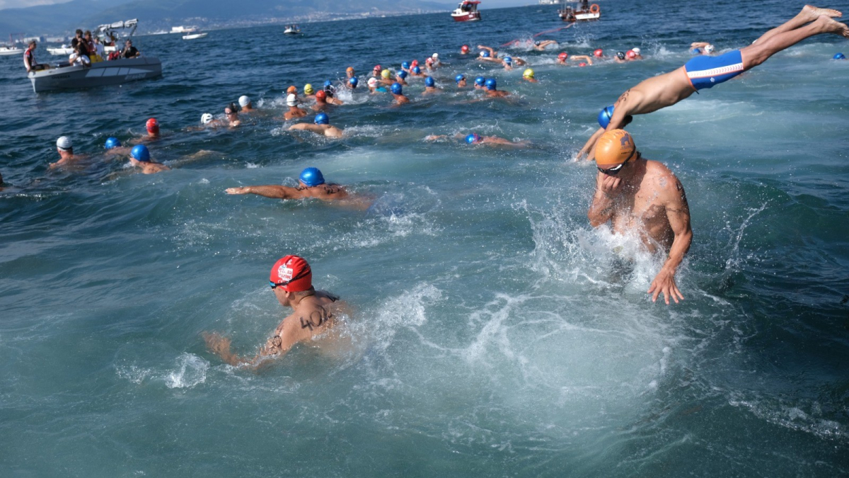 Yüzücüler mavi sularda hedefe kulaç attı