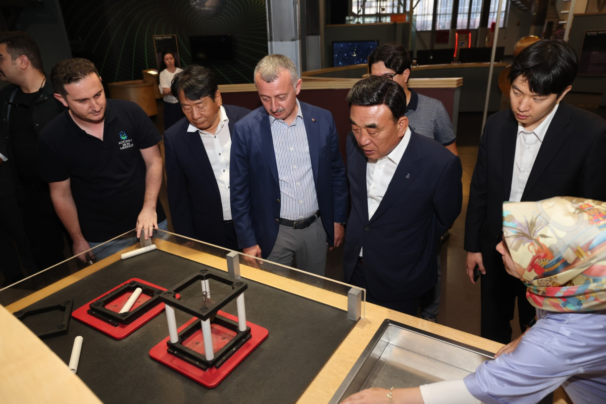 Güney Koreli Başkan, çay ve pişmaniyeye bayıldı