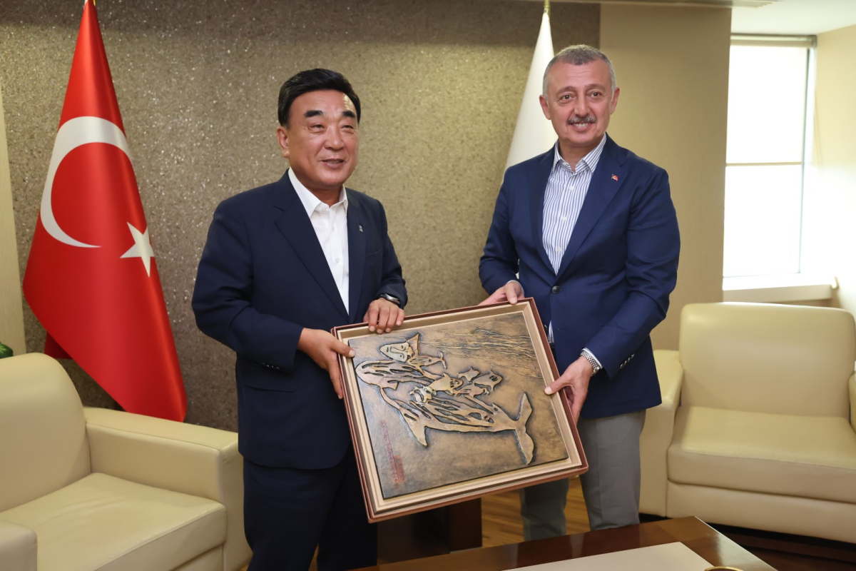 Güney Koreli Başkan, çay ve pişmaniyeye bayıldı