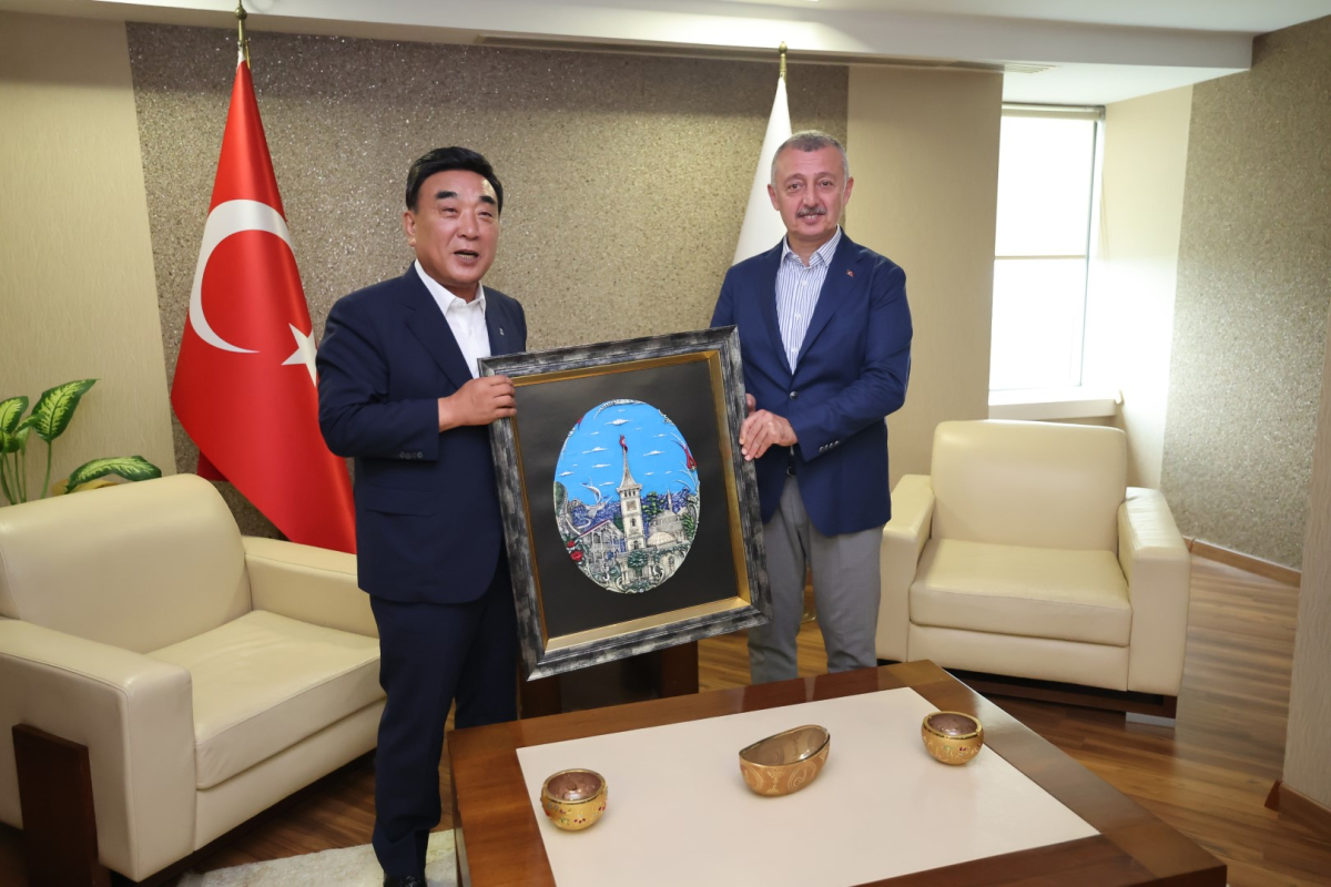 Güney Koreli Başkan, çay ve pişmaniyeye bayıldı