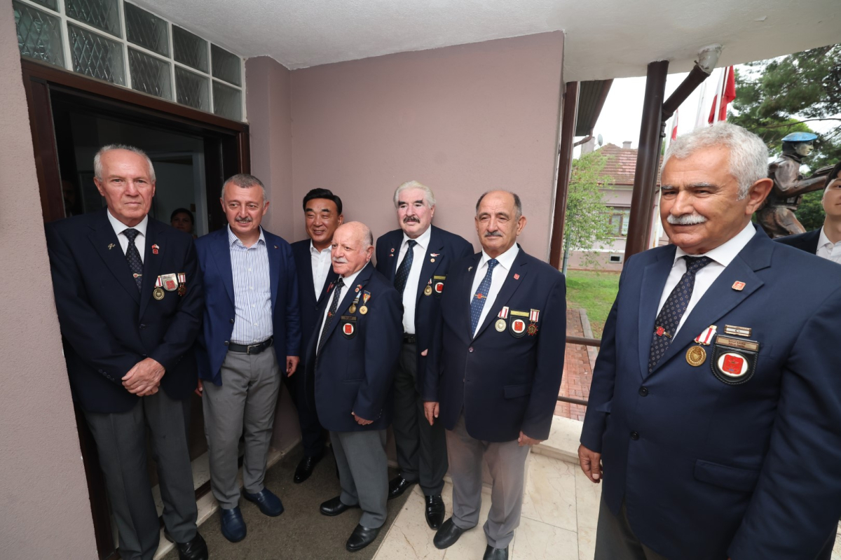 Güney Koreli Başkan, çay ve pişmaniyeye bayıldı