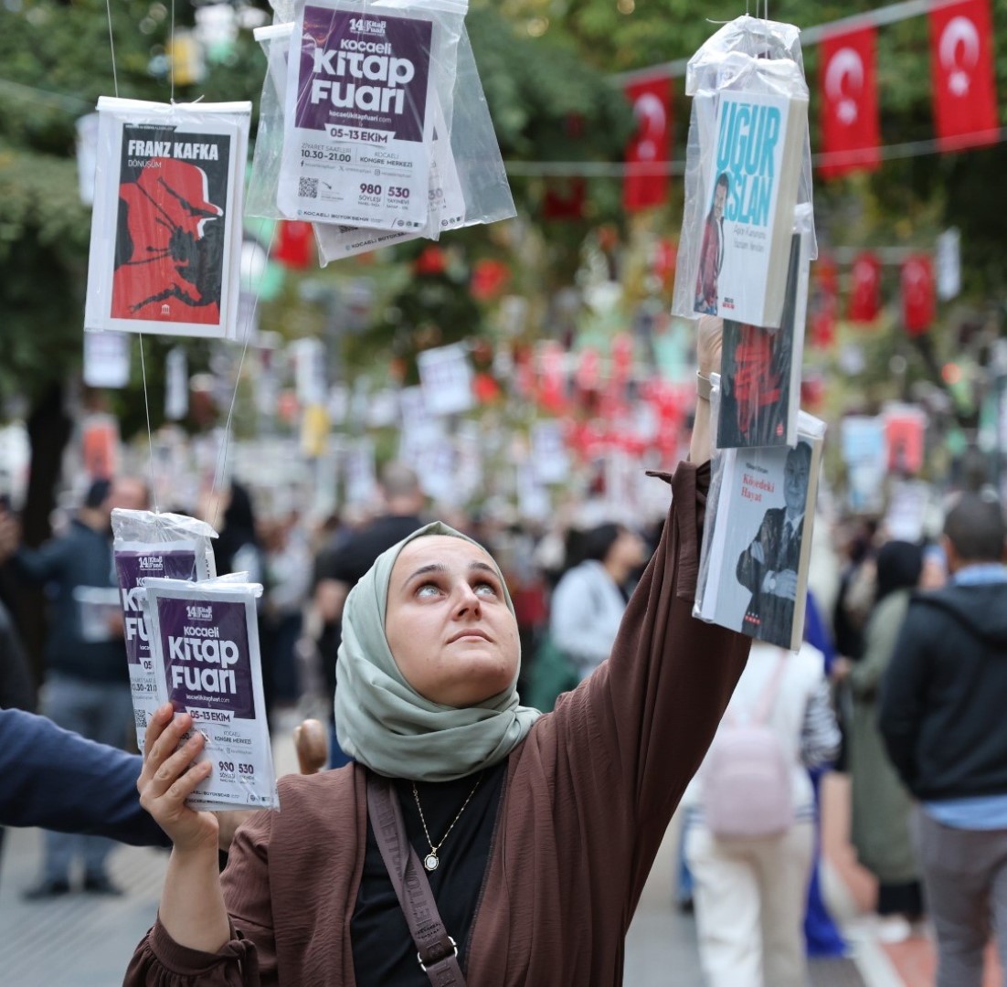 5 bin kitabı dalından topladılar