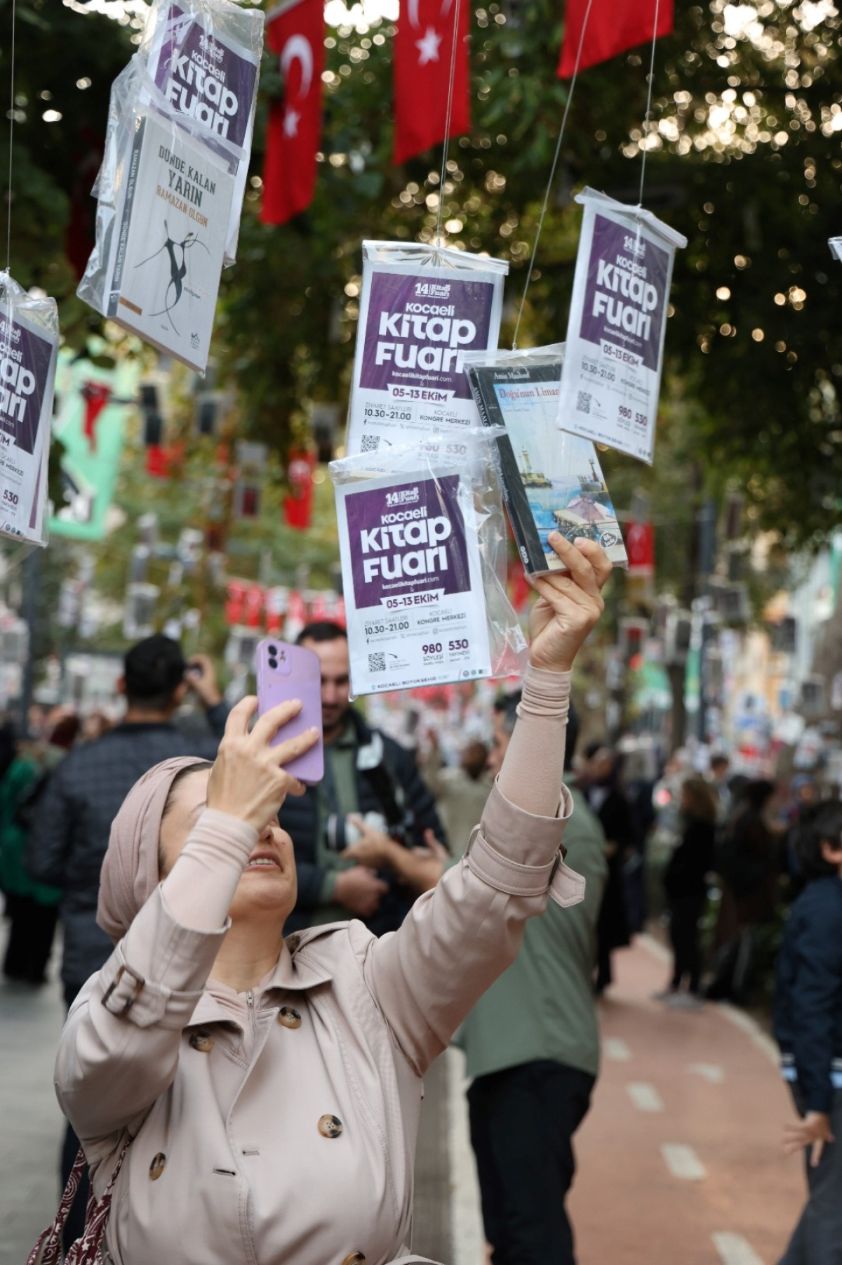 5 bin kitabı dalından topladılar