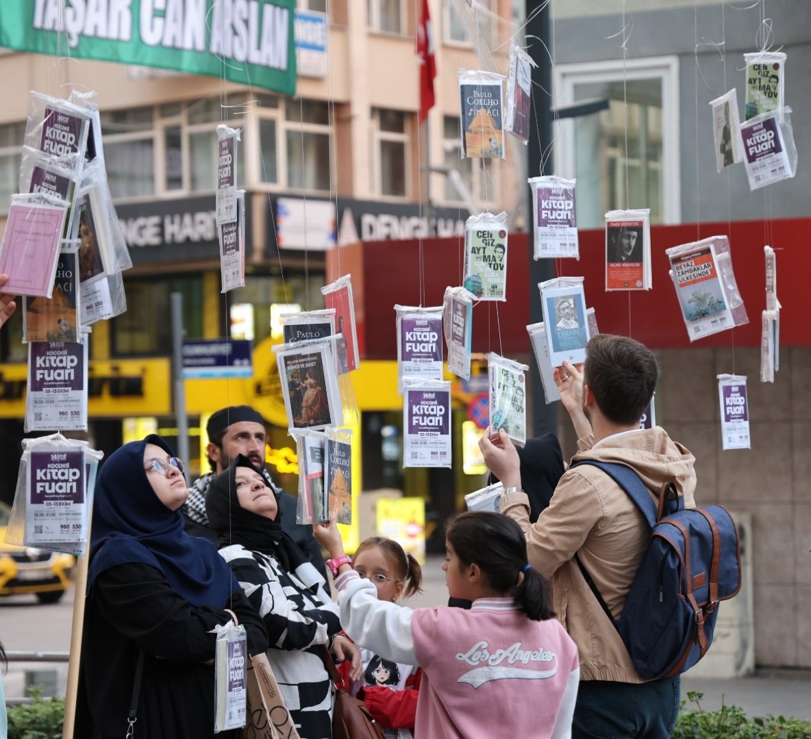 5 bin kitabı dalından topladılar