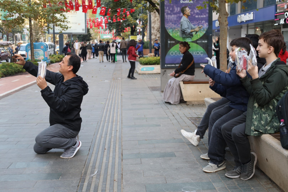 5 bin kitabı dalından topladılar