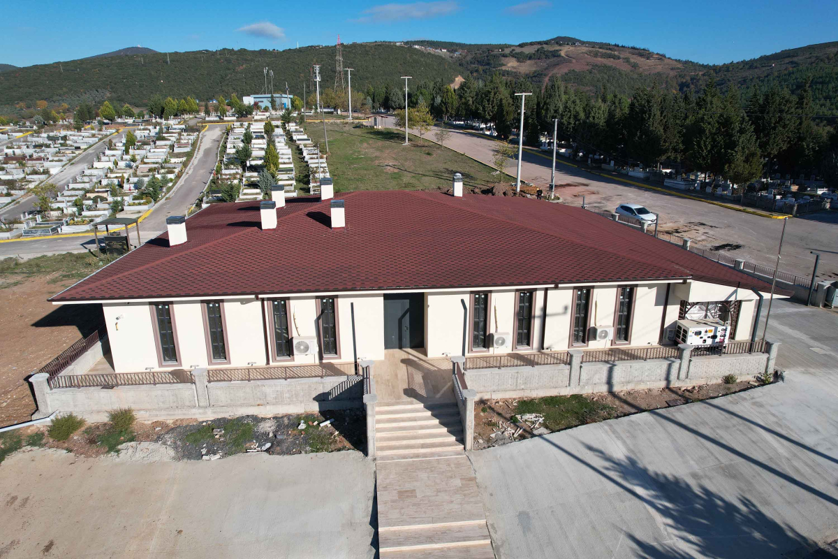 Derince Mezarlığı’na hizmet binası ve asfalt 