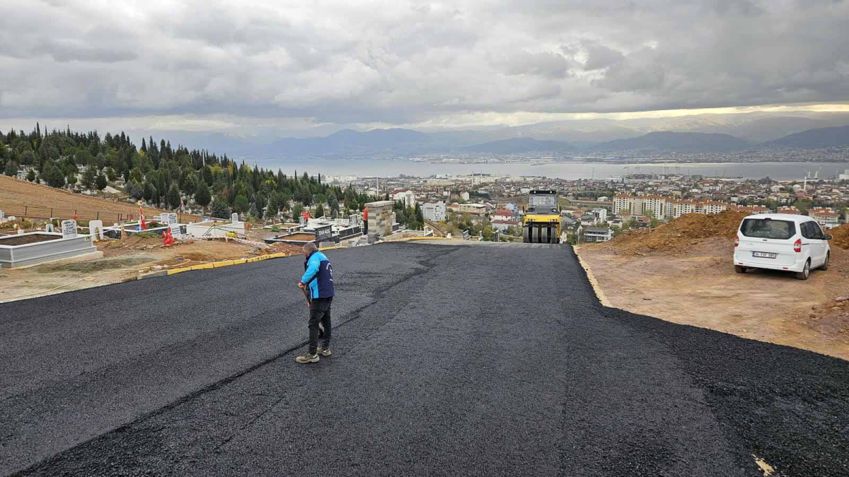 Derince Mezarlığı’na hizmet binası ve asfalt 