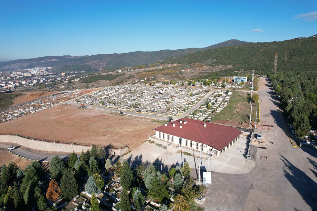 Derince Mezarlığı’na hizmet binası ve asfalt 
