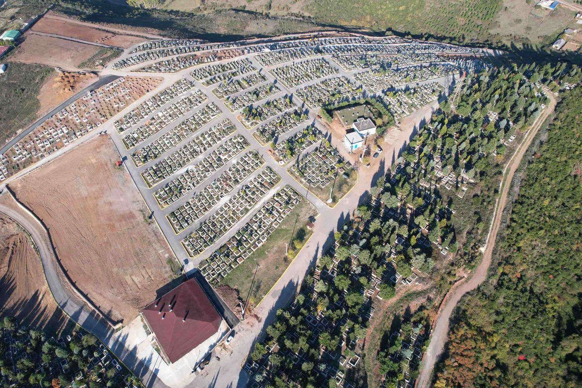 Derince Mezarlığı’na hizmet binası ve asfalt 