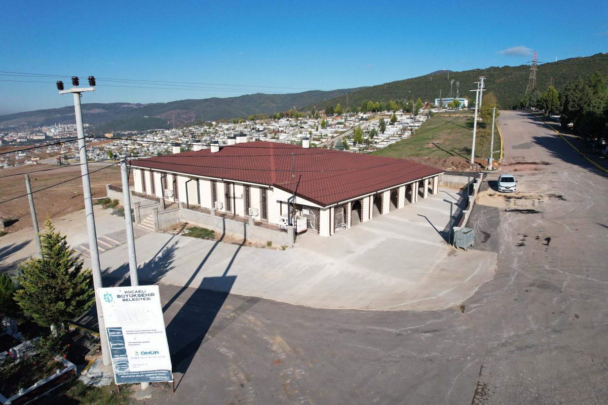 Derince Mezarlığı’na hizmet binası ve asfalt 