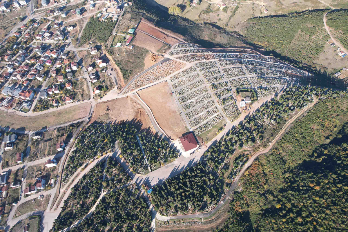 Derince Mezarlığı’na hizmet binası ve asfalt 