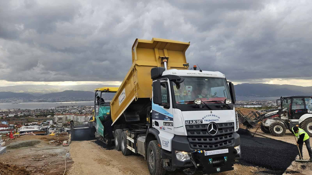 Derince Mezarlığı’na hizmet binası ve asfalt 