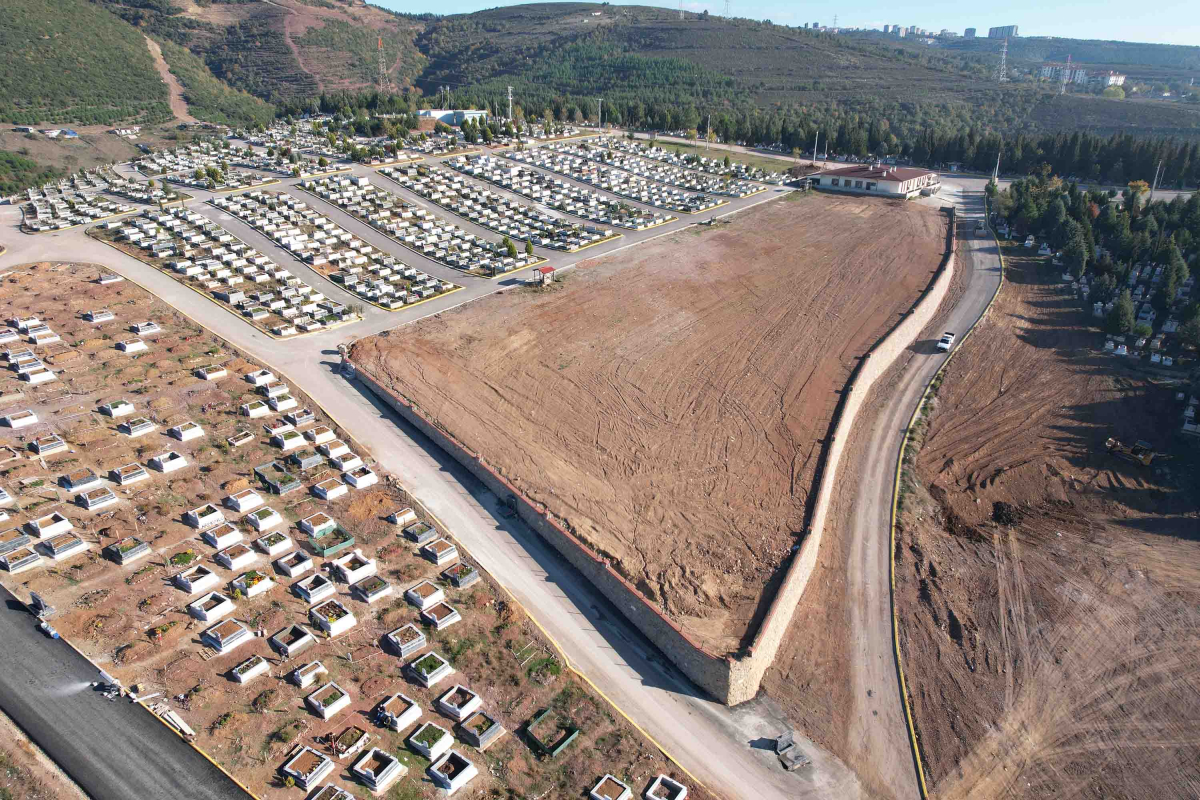 Derince Mezarlığı’na hizmet binası ve asfalt 