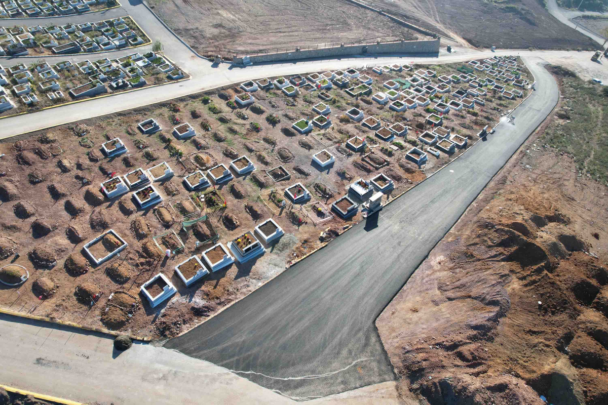 Derince Mezarlığı’na hizmet binası ve asfalt 