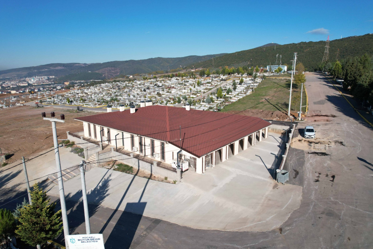Derince Mezarlığı’na hizmet binası ve asfalt 