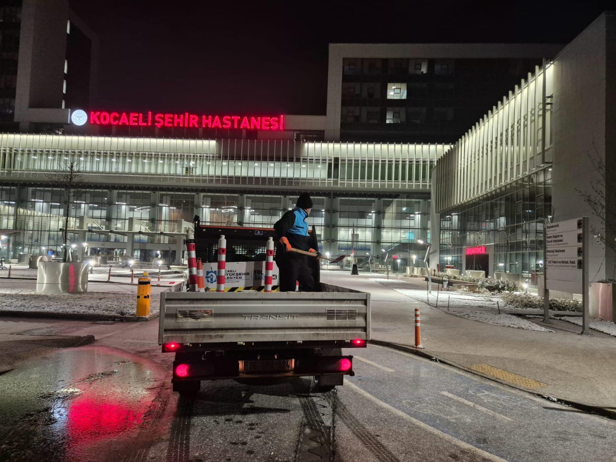 Büyükşehir ekipleri, yaya güvenliği için sahada