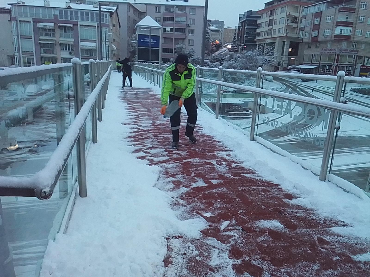 Büyükşehir ekipleri, yaya güvenliği için sahada