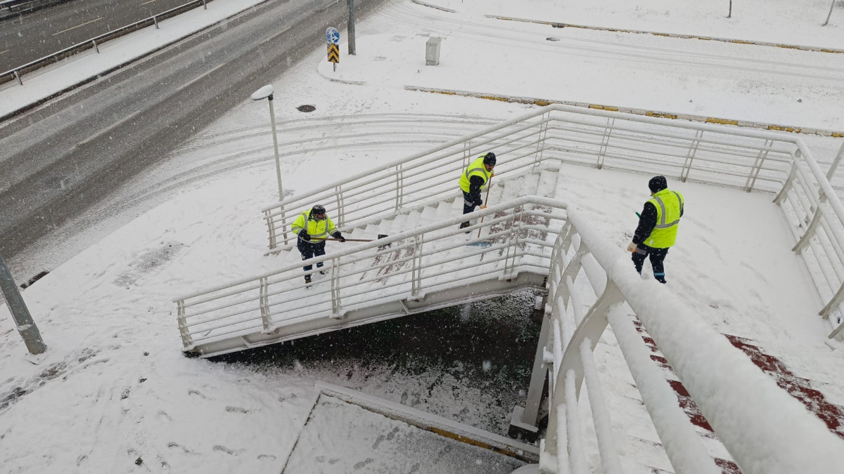 Büyükşehir ekipleri, yaya güvenliği için sahada