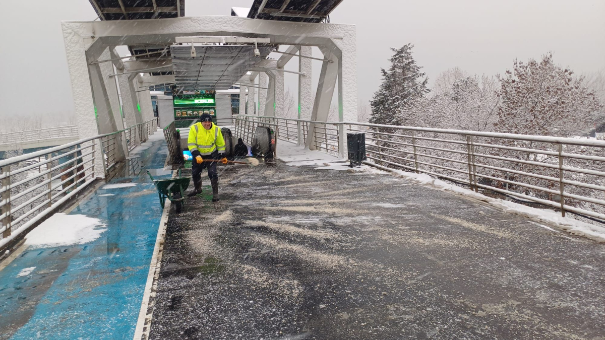 Büyükşehir ekipleri, yaya güvenliği için sahada
