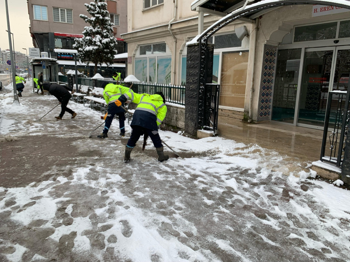 Büyükşehir 12 ilçede, tüm gücüyle sahada