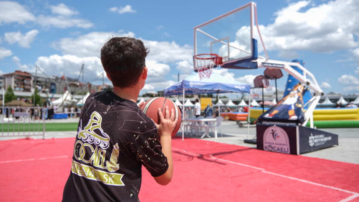 Çocukların neşesi Milli İrade Meydanı’nı sardı