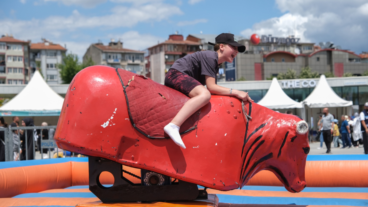Çocukların neşesi Milli İrade Meydanı’nı sardı