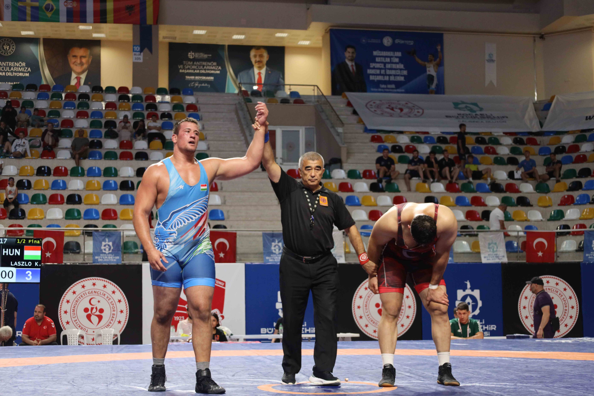 Güreşçiler minderde terlemeye devam ediyor