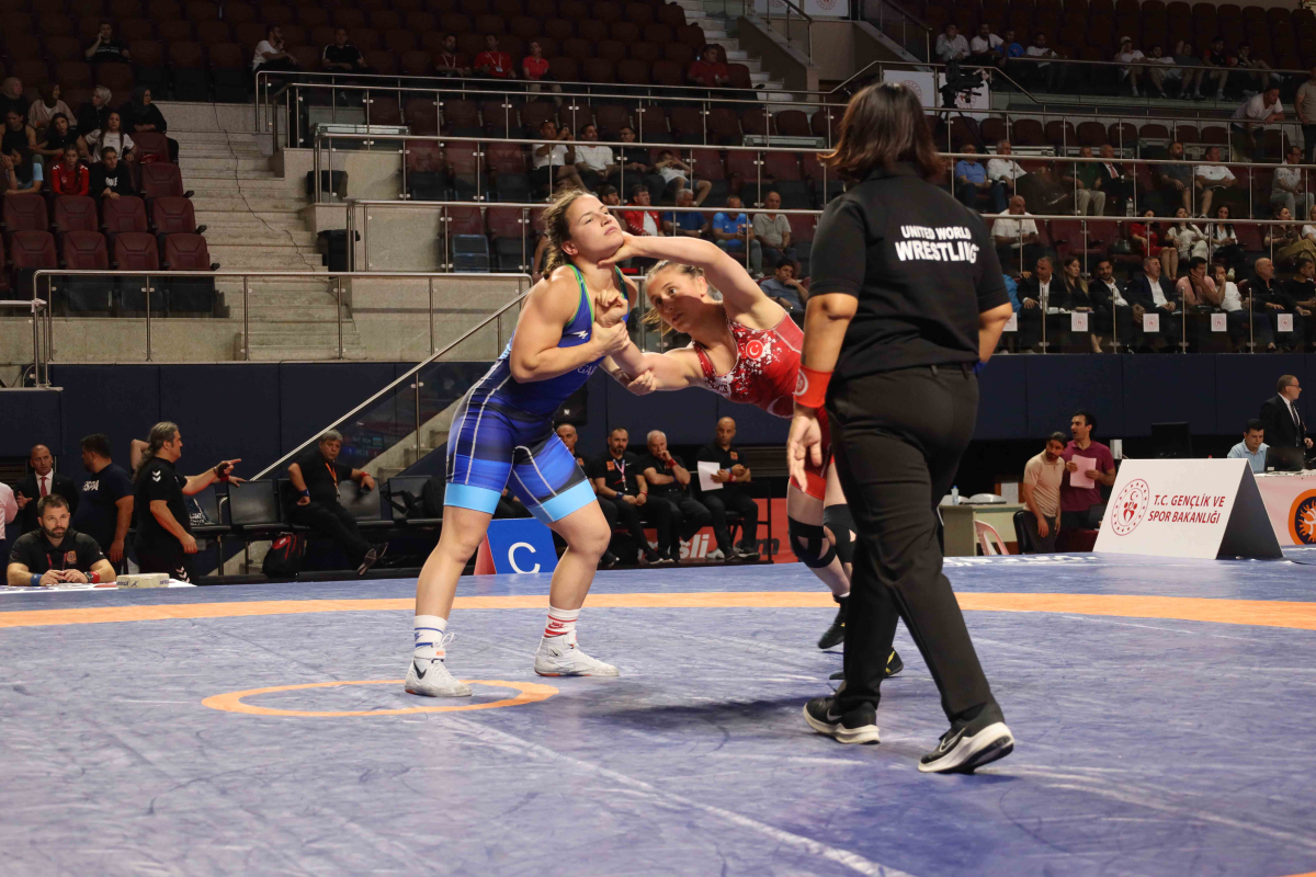 Güreşçiler minderde terlemeye devam ediyor