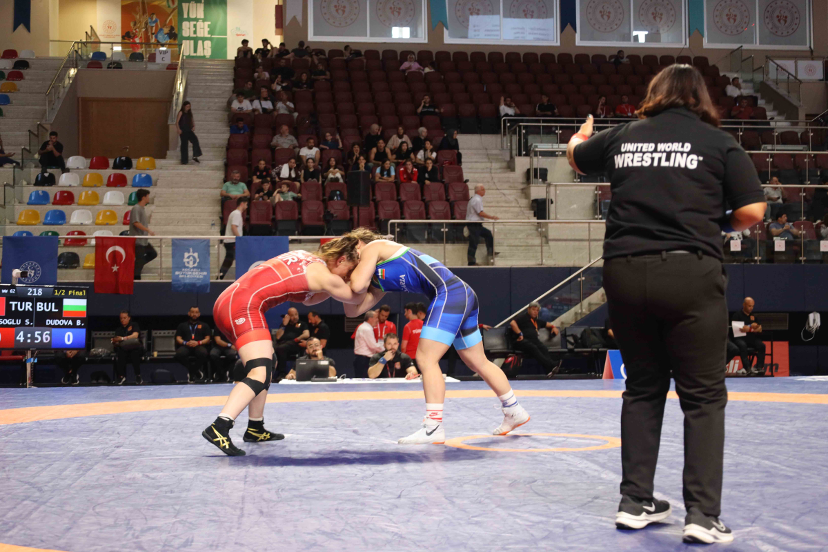 Güreşçiler minderde terlemeye devam ediyor