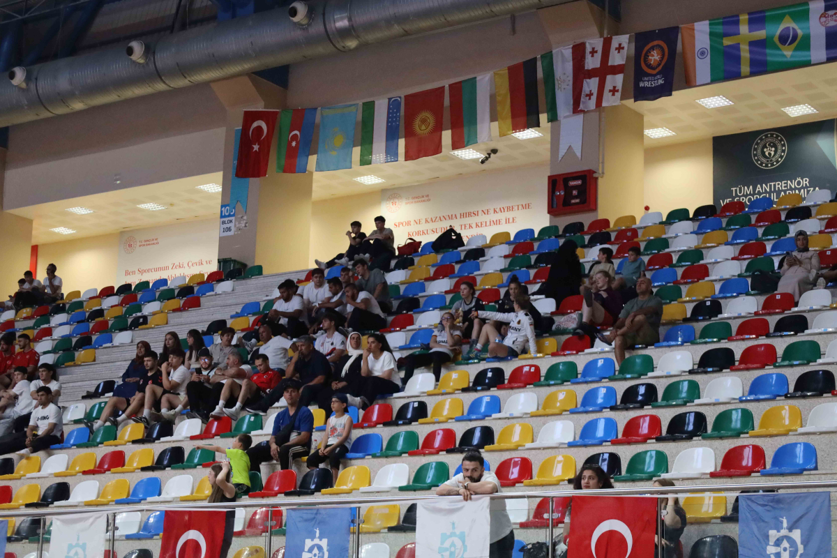 Güreşçiler minderde terlemeye devam ediyor
