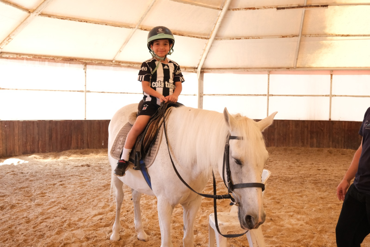 Yaz tatiline at üstünde ‘merhaba’ dediler