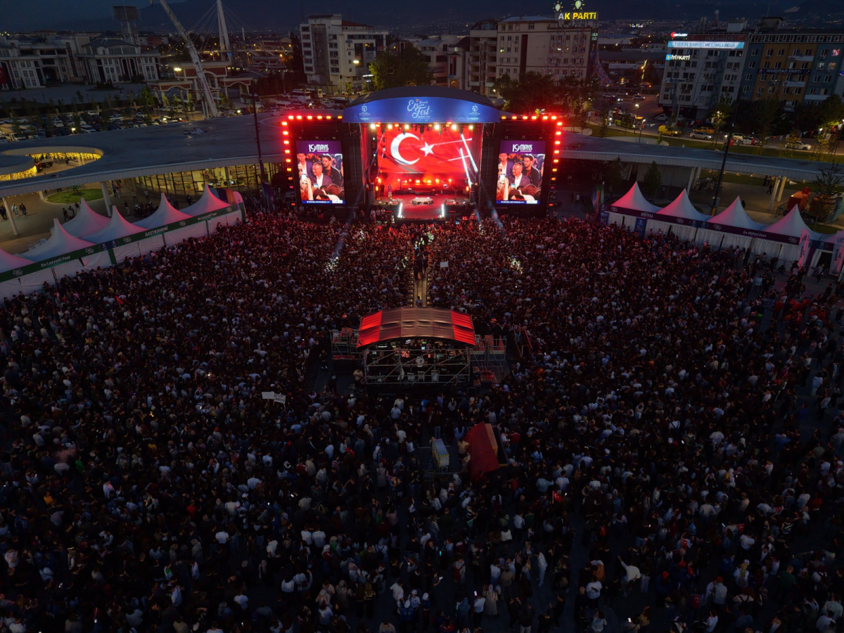 İzmit’in kalbi bu meydanda atıyor