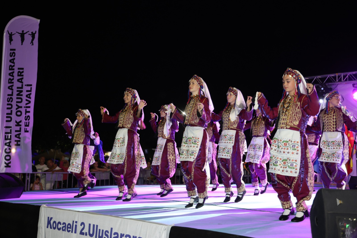 Kocaeli’de 2. Balkan Halk Oyunları rüzgârı esti